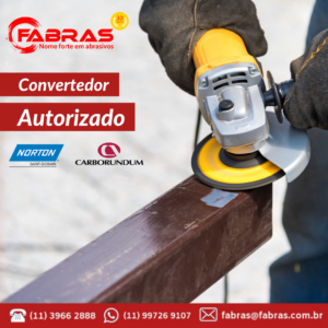 Um profissional está utilizando um disco de corte em um metal