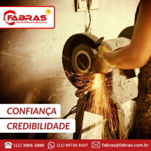 Homem manuseando abrasivos. Legendas: Confiança e credibilidade.